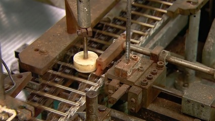 美國花幾百萬研發(fā)的太空筆技術(shù)多高端?看生產(chǎn)過程后感覺很簡單!